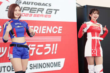 注目レースクイーン2人が抜群コスチュームで魅力全開　SUPER GT開幕直前で熱気