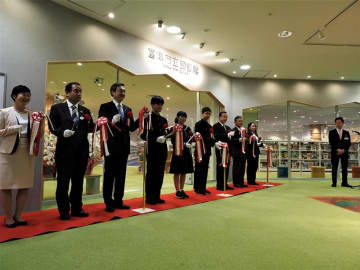 イオンモールに図書館オープン　「うれしい」「これを機に発展を」　富津市初、市民でにぎわう　