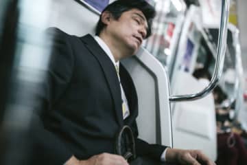 新宿から電車で寝過ごし、気づいたら山梨県！　午前0時過ぎに「八王子まで歩いて帰る」と決意した男性