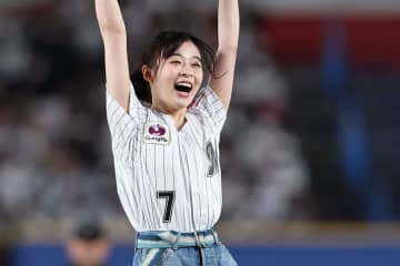 はじける笑顔…森七菜が豪快始球式　まさかの“暴投”も、温かい拍手に「楽しかった」