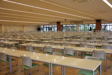中高生へこころもおなかも満たす温かい食事を提供　【食育】専属の管理栄養士が常駐　生徒の安心・安全のために　～1,200名収容可能な食堂にて～
