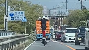 「衝撃的すぎる」バイク運転中に立ち上がり　“マッスルポーズ”も…蛇行運転など5分間の“危険走行”