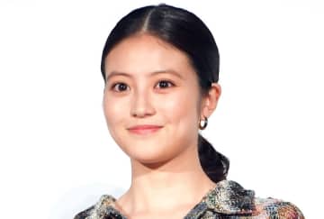 今田美桜、胸元切れ込み＆ノースリーブ黒ドレス披露　はじける笑顔にファン「女神」