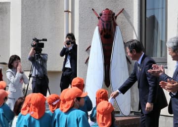 巨大ヒメハルゼミ　電話ボックスから“発生地”へ　NTT寄贈し公民館に移設　千葉・茂原