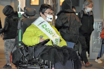 難病で挑む政治　筋ジス患者が千葉市議に　握手できない、演説にも制約…　壁乗り越え当選した渡辺惟大さん（36）、多様性体現へ