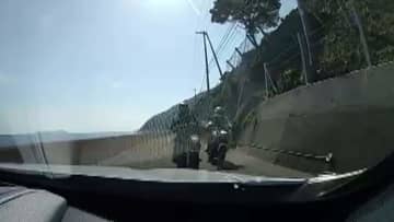 「キャー!」危険な走行 カーブではみだし　バイク歩道をゆうゆう...あまりの態度