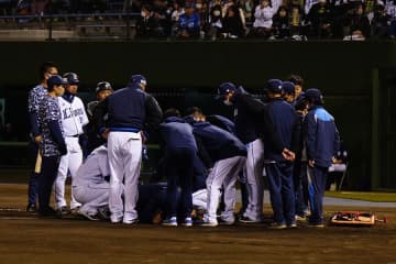 西武・柘植が頭部に死球、打席に倒れ込む　場内騒然…ロッテ・西村は1球で危険球退場
