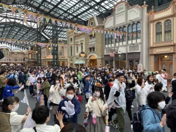 【速報】ディズニーランドが開園40周年　雨の中ファン詰めかけ　新昼パレード「ディズニー・ハーモニー・イン・カラー」登場