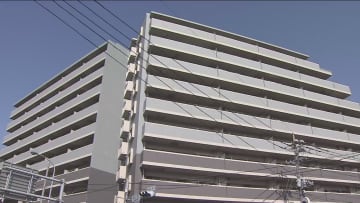 “制服”姿の女性2人、10階から転落か…共に死亡確認　10～20代か　マンションに携帯電話や靴など残される