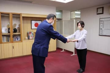路上で薄着姿…認知症の男性を保護、警察へ送り届ける　会社員女性に感謝状「ほっとした」　千葉南署