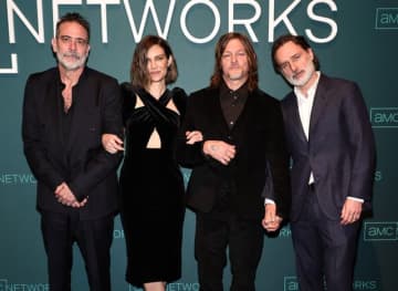「ウォーキング・デッド」キャストが久々の再会！リック＆ダリル、手つなぎショット再び