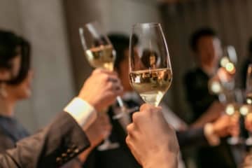 「400万円返してほしい」結婚式の乾杯挨拶がまさかの30分以上、頼んでもない詩吟を披露された女性の回想