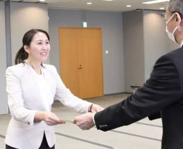【速報】自民・英利氏に当選証書　「信頼勝ち取れる代議士に」　衆院千葉5区補選　【ちば統一選2023】