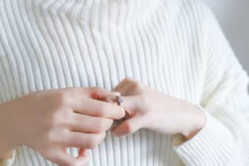 職場の駐車場で婚約指輪を紛失した女性、見つからずに20年経過　「今も独身です」