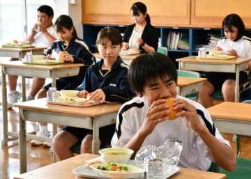 「かとりバーガー」給食　入学、進級祝い特別献立　香取の小中校　地産マッシュルームや水郷どり