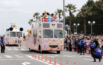 街にミッキー、市民歓声　祝開園40周年、千葉・浦安