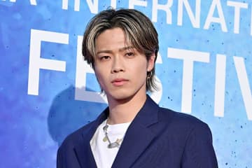 コムドットやまと『横浜国際映画祭』レッドカーペットの“トリ”で登場　クールな姿に歓声