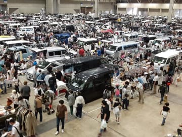 幕張メッセで最大級フリマ　衣料品、小物、自動車も　キッチンカー30台出店　5日まで