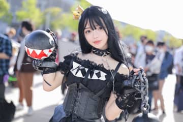 イラストレーター兼業コスプレイヤー穂波あみさん『スーパーマリオ』二次創作キャラ「ワンワン姫」姿で人気に