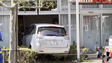 「踏み間違えた」乗用車が他の車と衝突し保育園に突っ込む 園児は外出中で無事 同乗女性2人ケガ