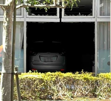 【速報】保育園に車突っ込む　園児不在で無事　千葉・柏、69歳運転　ブレーキ踏み間違えか