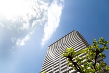 タワマン住みのメリットは？ 「一日中、空が見える」「集会室やカフェ、中庭などの施設が整っている」