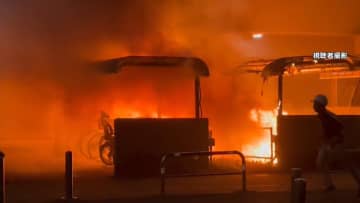 同じマンション駐輪場で火事　バイクや自転車燃える
