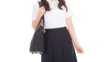 恋愛体質の友人にドン引き……「高校時代の制服を着て男性陣に見せようとしていた」