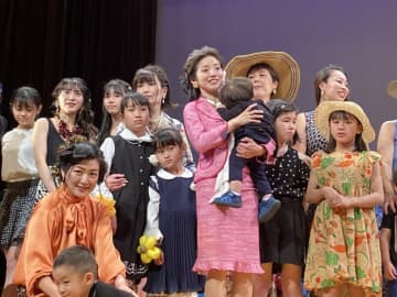 ”ママ、輝いてる！”「母の日」ファッションショー、子どもとランウェイ 「手の温もり感じた」「生んでくれてありがとう」