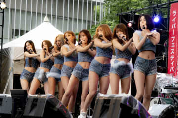 CYBERJAPAN DANCERS、大人セクシーに野外パフォーマンス「開放的でテンション高まった」