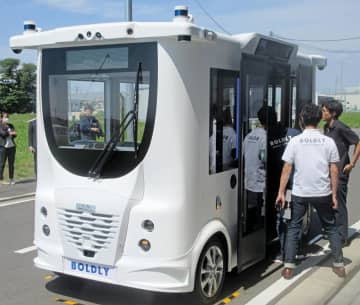 自動運転のEVバス公開　ソフトバンク子会社、レベル4