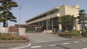 シートベルトで女性の首を絞めあげ…村議会議長（77）が職員に暴行　“歓送迎会”から帰宅の公用車内で