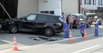 【速報】乗用車3台衝突、3人搬送　70代男性「ブレーキとアクセル踏み間違えた」　東金、コンビニから県道に出ようと