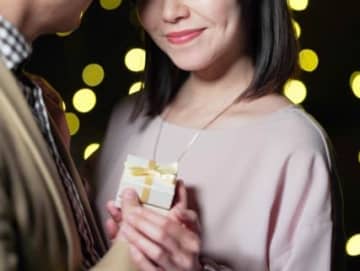 「私の彼に泣きついていたんです」同僚に彼氏を略奪された女性　その後、2人は結婚して……
