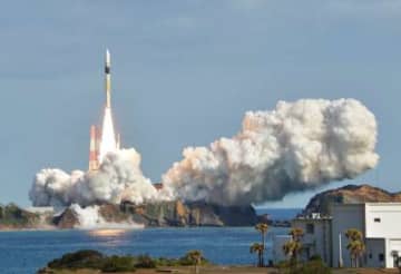 情報収集衛星を搭載し上昇するH2Aロケット46号機＝1月26日、南種子町の種子島宇宙センター