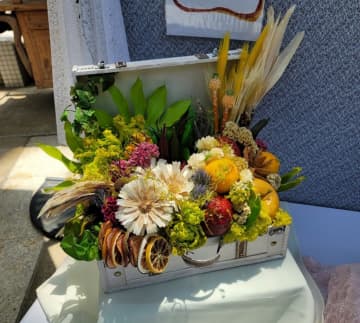 一輪ものから豪華な花かごまで約160点を紹介　「メイキングプリザーブドフラワー展」　大阪・咲くやこの花館