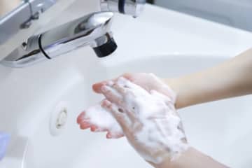 潔癖症のこだわり生活「帰宅したら服は全部脱ぎます」「温泉には行けない」