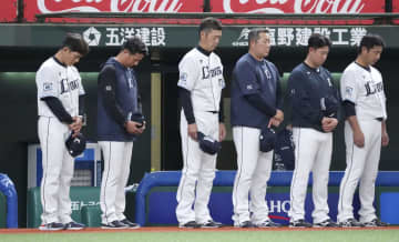 試合前、中西太さんを悼み黙とうする西武・松井監督（左端）ら＝ベルーナドーム