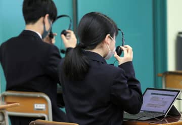 全国学力テストの英語の「話す」テストに臨む生徒たち＝4月、東京都内の中学校