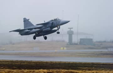 スウェーデン空軍のグリペン戦闘機＝2011年（AP＝共同）