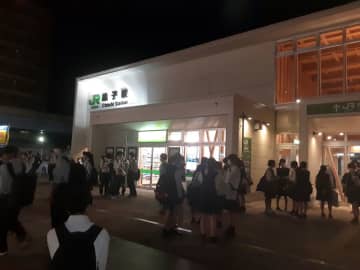 ＜千葉の銚子・旭で震度5弱＞総武本線、成田線の一部で運転見合わせ続く　再開午後11時の見通し　道路網にも影響