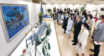 節目を祝う大作に見入る来場者＝富山市の大和富山店