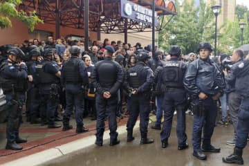 26日、コソボ北部で警戒に当たる警察（AP＝共同）
