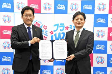 協定書を交わした内田市長（左）と宮崎理事長兼学長