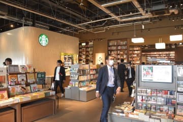 店内にカフェを備えた「TSUTAYA　BOOKSTORE　常総インターチェンジ」=常総市むすびまち
