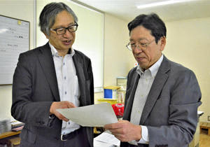 県酒造組合専務を退いた阿部さん（左）と後任の清野さん＝福島市・県酒造組合