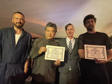 クィア・パルム賞を受賞した是枝裕和監督（左から二番目）