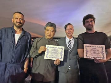 「クィア・パルム賞」を受賞した是枝裕和監督（左から2人目）＝フランス・カンヌ