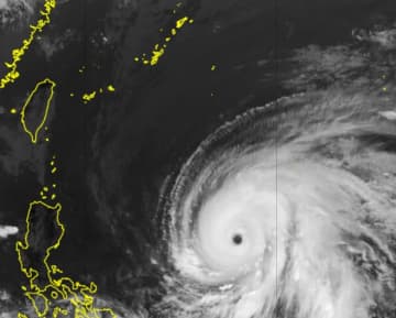 27日午後0時半現在、台風2号の様子（気象衛星ひまわり）