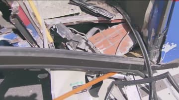 運転手「意識が飛んだ」20人乗りバスがマンションに衝突…花壇や電柱などにぶつかる　千葉・船橋市